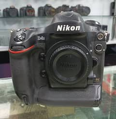 Nikon D4S DSLR camera with original charger strap battery