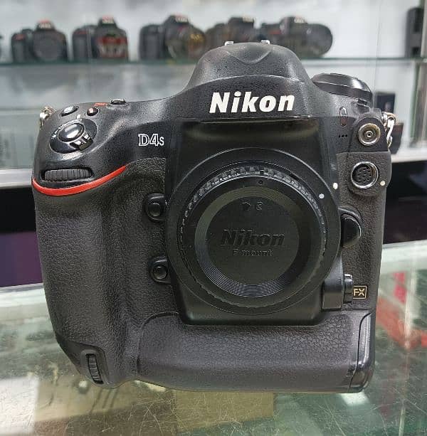 Nikon D4S DSLR camera with original charger strap battery 0