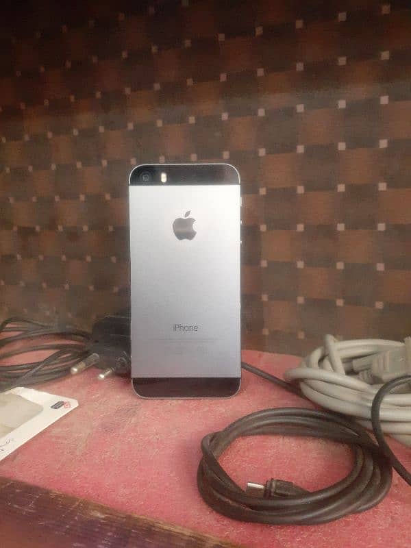 03010402013 iPhone 5S space grey & black colour 10 by 10 1