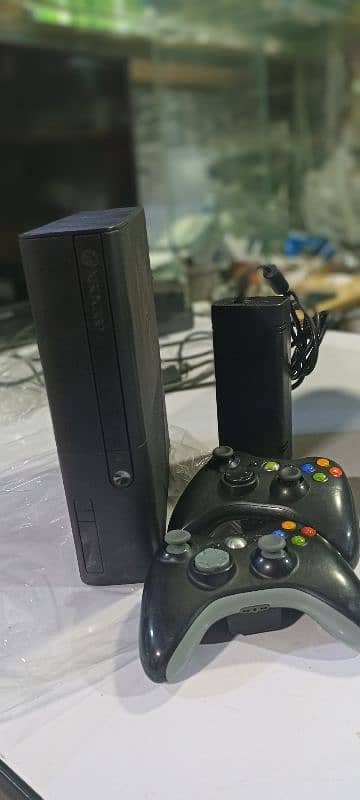 Xbox 360 E slim 500gb  with 2 wireless controller 1