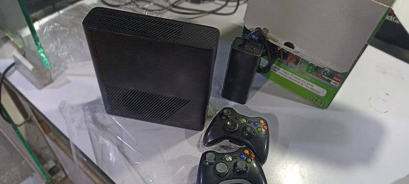 Xbox 360 E slim 500gb  with 2 wireless controller 2