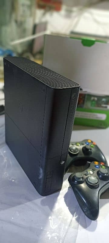 Xbox 360 E slim 500gb  with 2 wireless controller 3