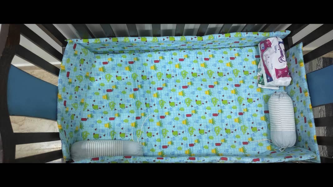 Baby cot. 3