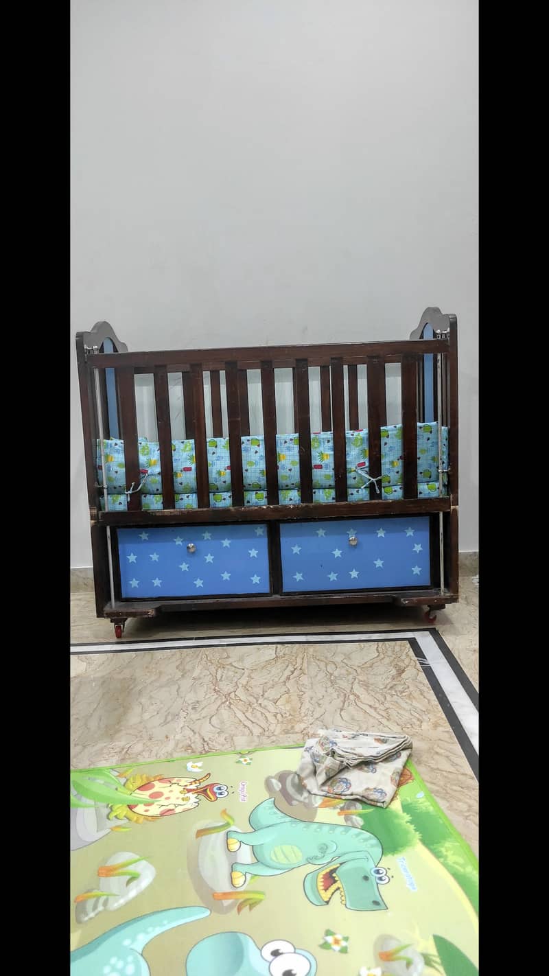 Baby cot. 4