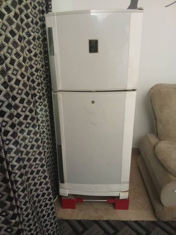 Dawlance white color fridge 0