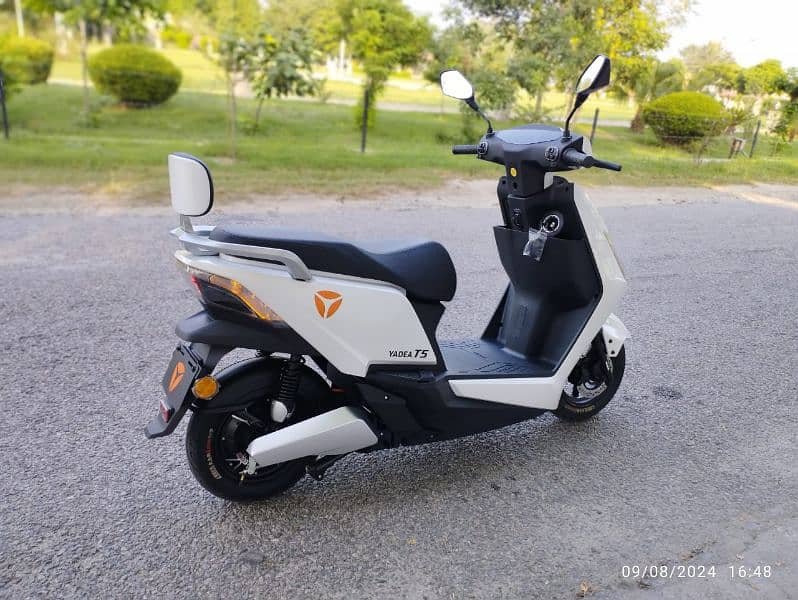 Yadea electric scooty 0