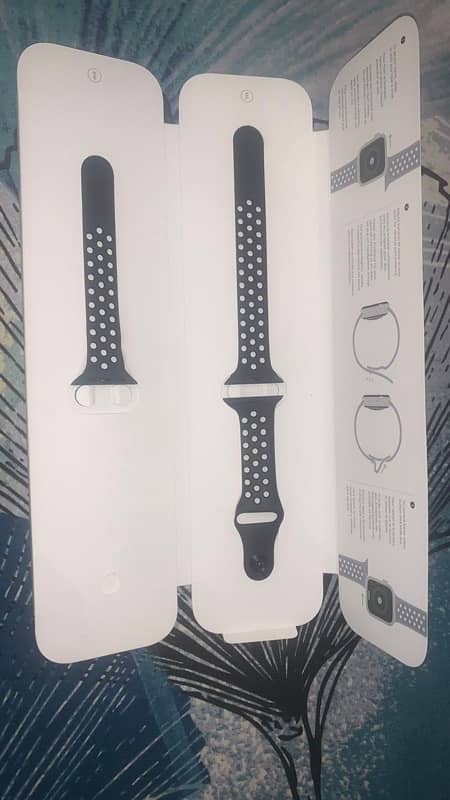 Apple Watch series 4 40mm Nike edition with grey sportbandof Nike. 7