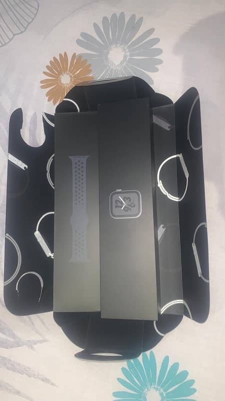 Apple Watch series 4 40mm Nike edition with grey sportbandof Nike. 9