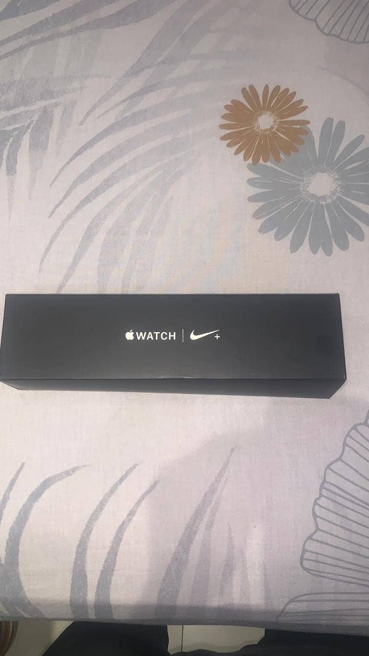 Apple Watch series 4 40mm Nike edition with grey sportbandof Nike. 11