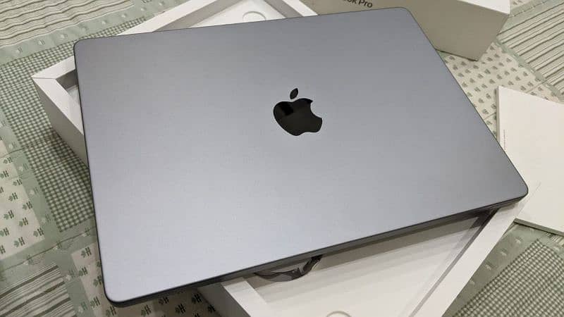 macbook pro 2019 i7 i9 10/10 condition 0