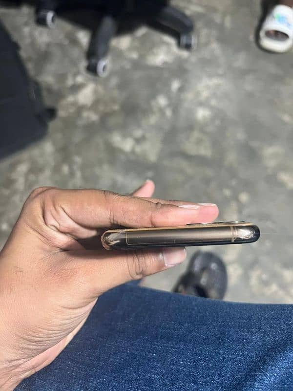 Iphone 11pro not approved iphone back glass srach aya huw hai 3