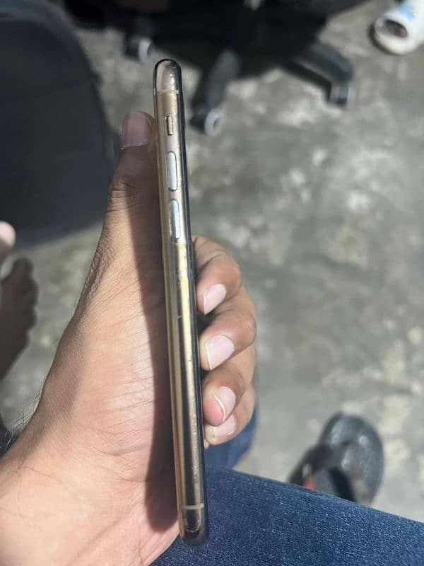 Iphone 11pro not approved iphone back glass srach aya huw hai 5