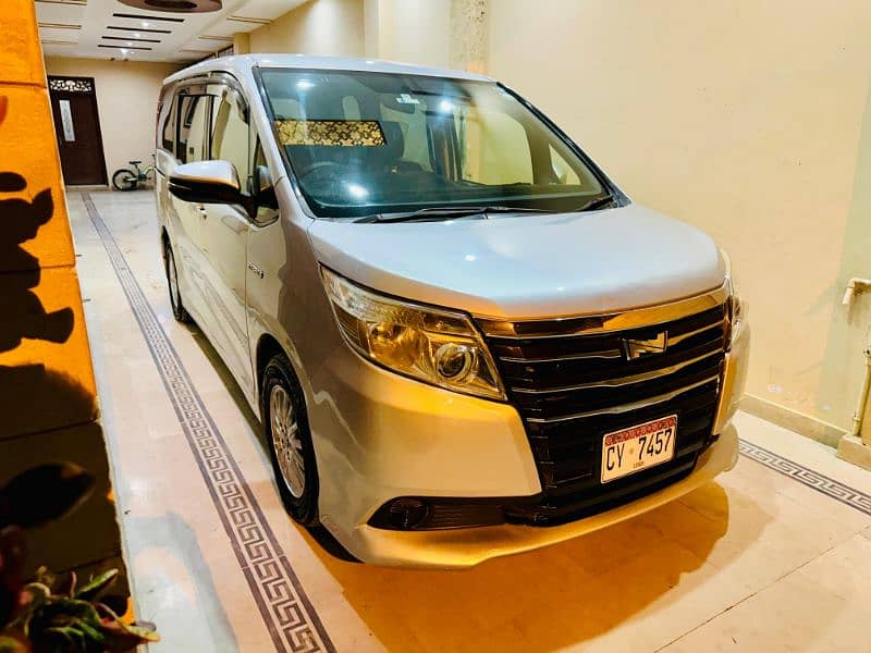 Toyota noah  hybrid 0