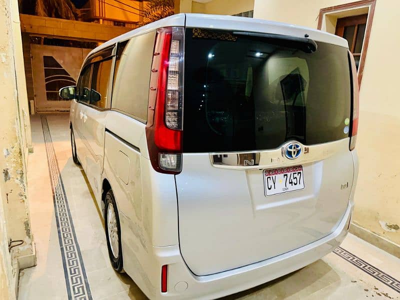 Toyota noah  hybrid 10