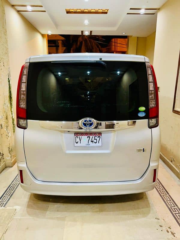 Toyota noah  hybrid 11