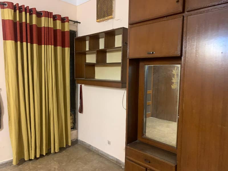 10 MARLAUPPER PORTION FOR RENT IN ALLAMA IQBAL TOWN 9