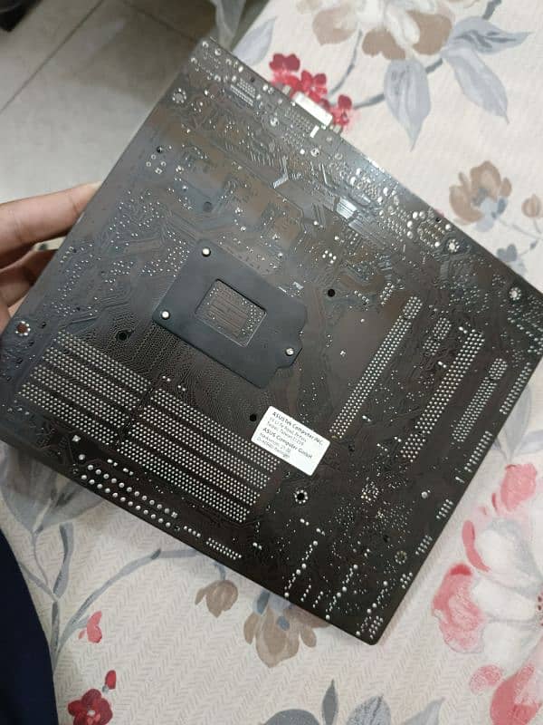 Asus B85M - E 4 ram slot Motherboard (faulty) 2