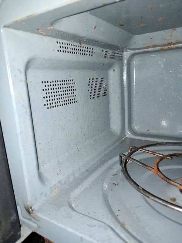 Selling PEL MICROWAVE AT A VERY BEST PRICE. 5