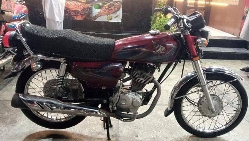 Very neat and clean Honda 125 red colour 0