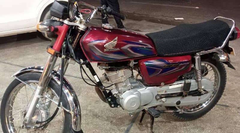 Very neat and clean Honda 125 red colour 1