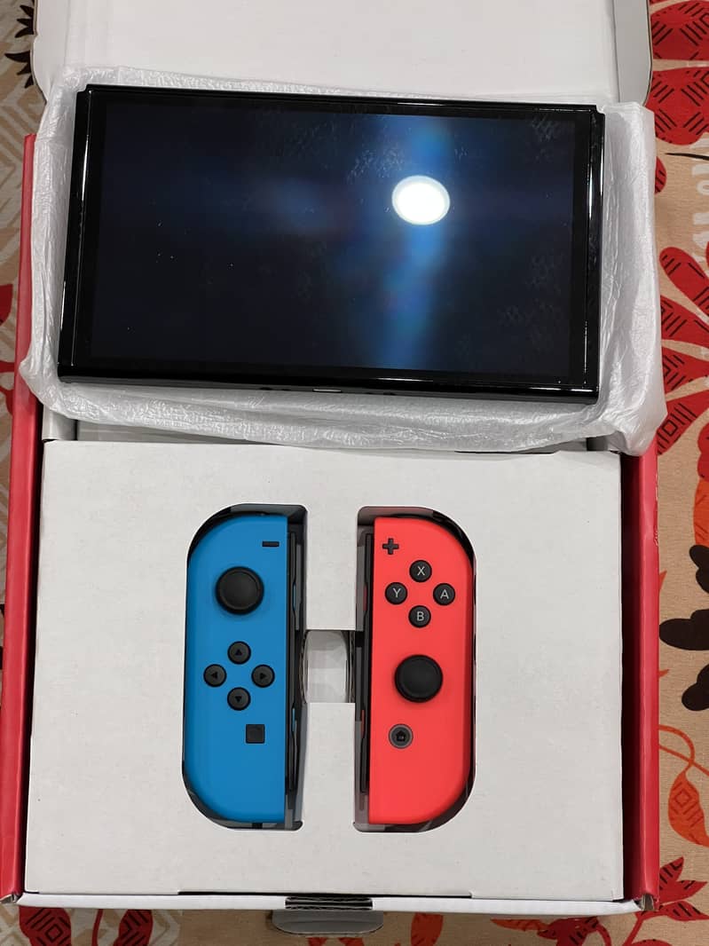 Nintendo Switch OLED Brand new + game 2