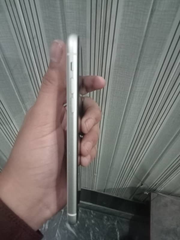 Iphone 11 128gb jv better than Samsung 7