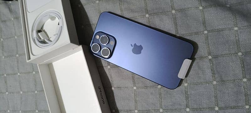 Iphone 15 pro Max jv blue box open 0