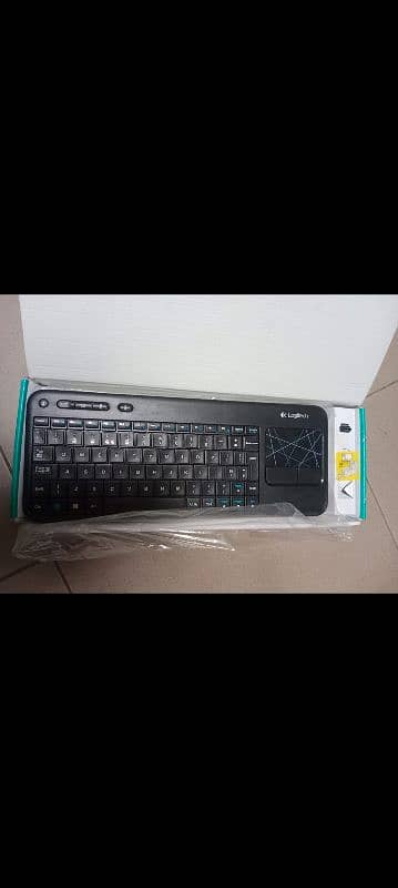 Logitech k400 touch pad wireless keyboard Original new open box 3