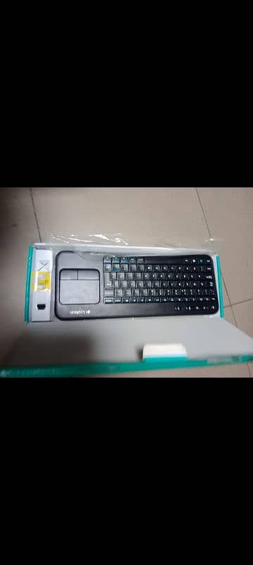 Logitech k400 touch pad wireless keyboard Original new open box 4