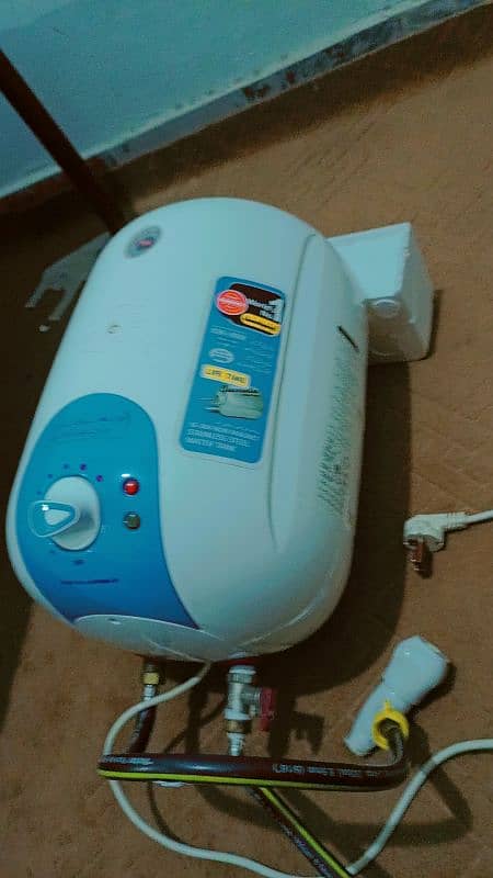 Electric water gyser urgent sale need for money o3144965330 2