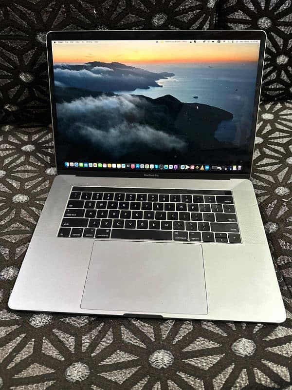 Apple MacBook pro 2017 i7 1