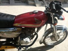 Honda 125 self start red color