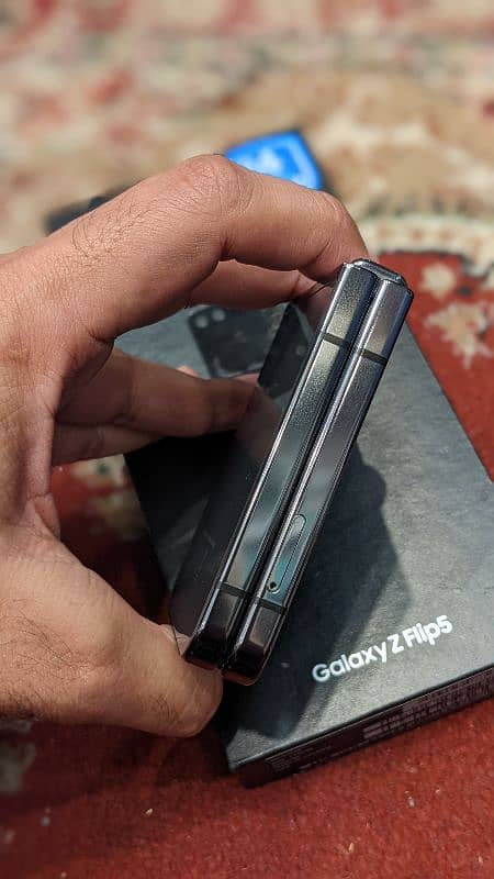 Galaxy Z Flip5 3