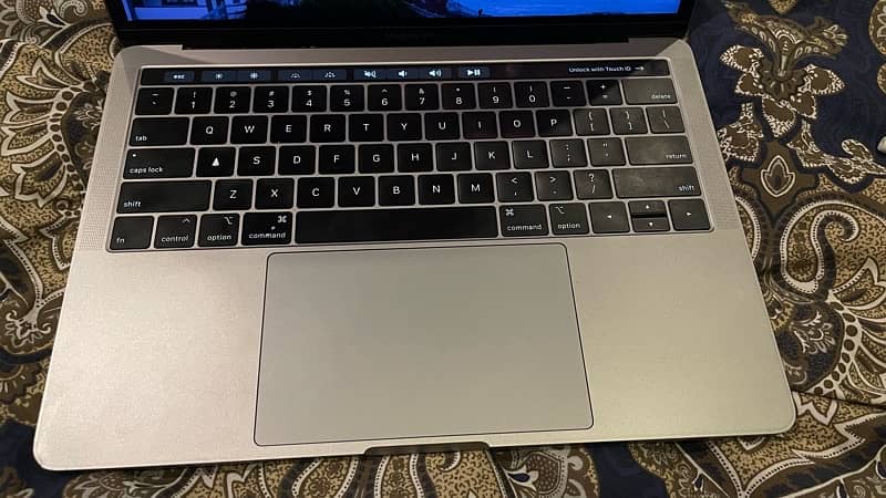 MacBook Pro 13” 2018, TouchBar, Ci5, 8 GB, 256 GB. 3