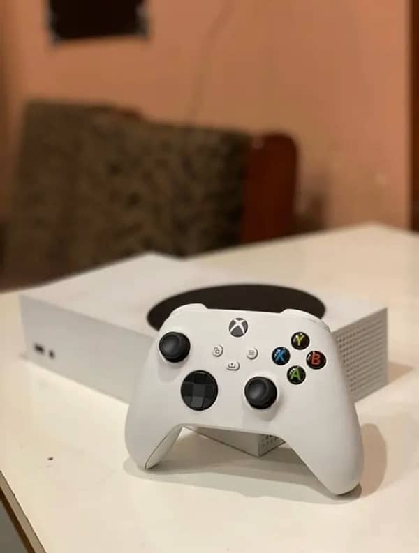 Xbox series s almost brand new 1