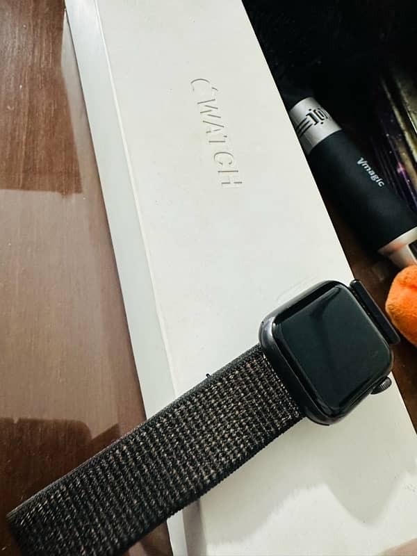 apple iwatch series 4 40mm excellent condition 3