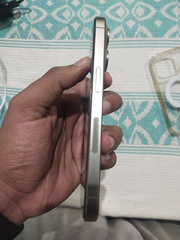 iphone 15 pro Natural Titanium jv 2