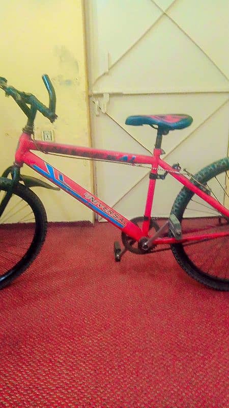 Good Condition number 0309906398 beautiful bicycle 10/10 red and black 0