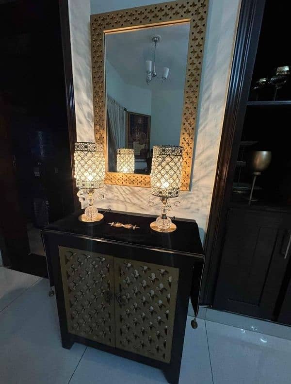 Beautiful Console With Lamp Pair 2