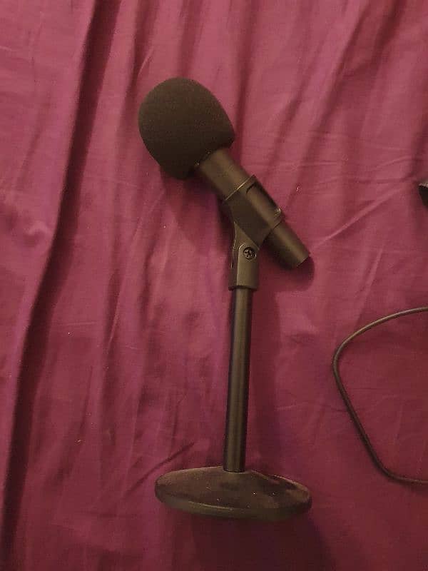 microphone with full setup for youtube and podcasts 2