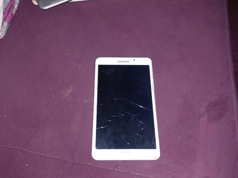 white samsung tablet good condition 1