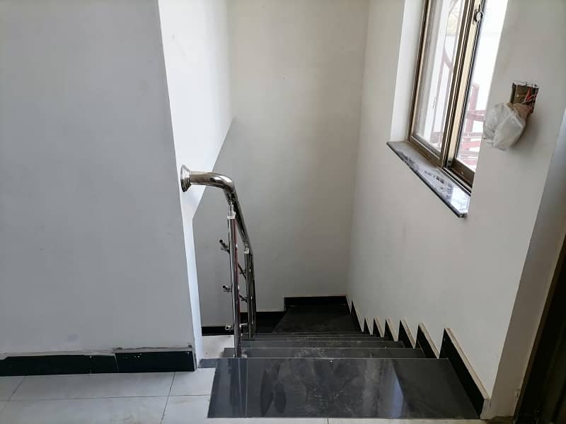 400 Square Feet Office Situated In Moon Market For rent 2