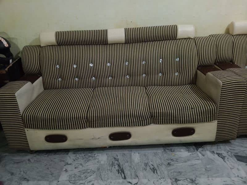 I'm selling my sofa set 0