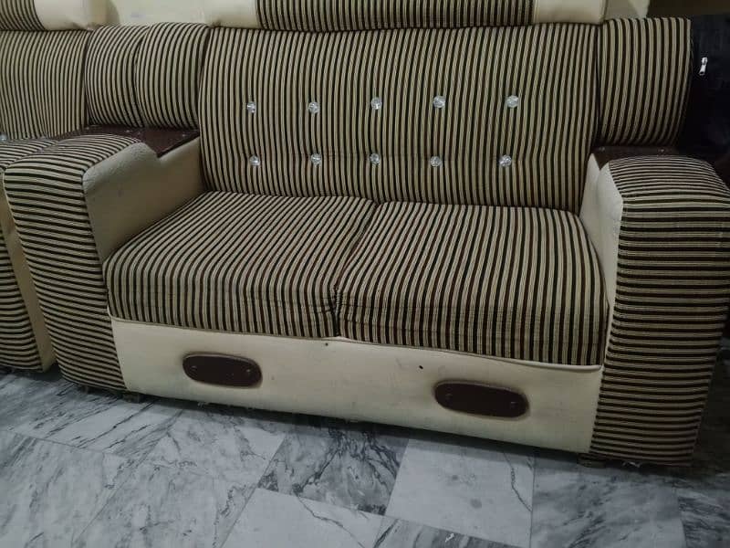 I'm selling my sofa set 1