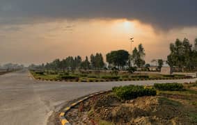 LDA City Lahore : 10 Marla Plot on Ground, Carpeted Roads, Unbeatable Price! - Don't Miss Out!