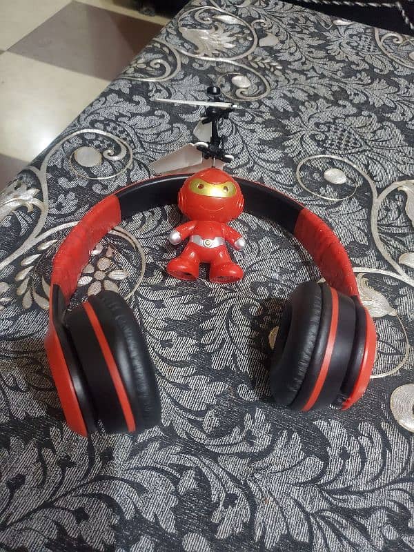 pack of 5 Animals toys,Marbles, headphones, Puppets and 1 iron man 3