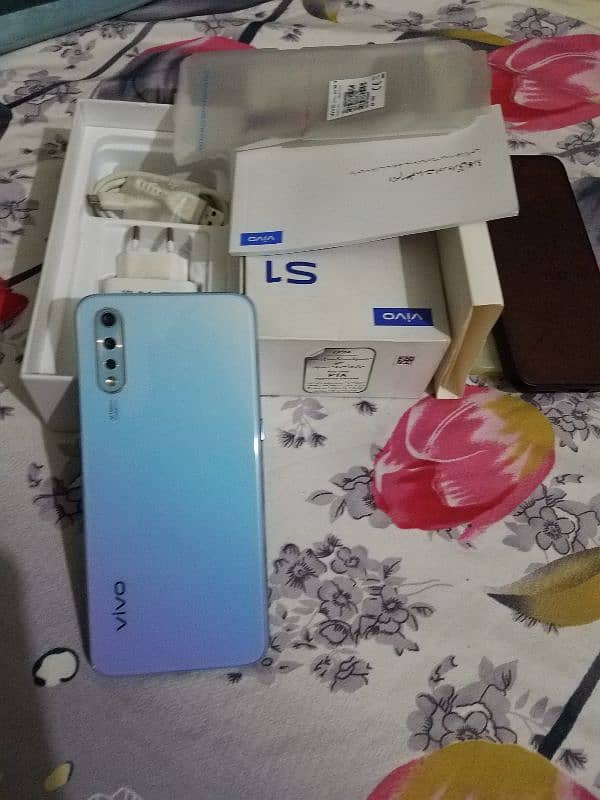 vivo s1 4gb 128gb with box charger 1