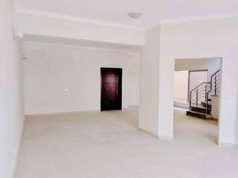 Brand New 235 Yards Villa for rent near Jinnah & Dancing Fountain available 3