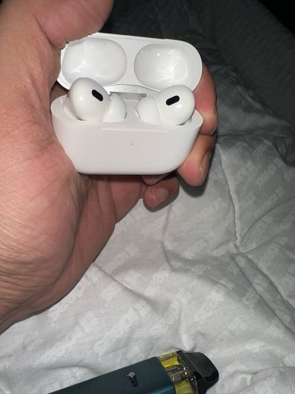 Apple airpod pro. 2 1