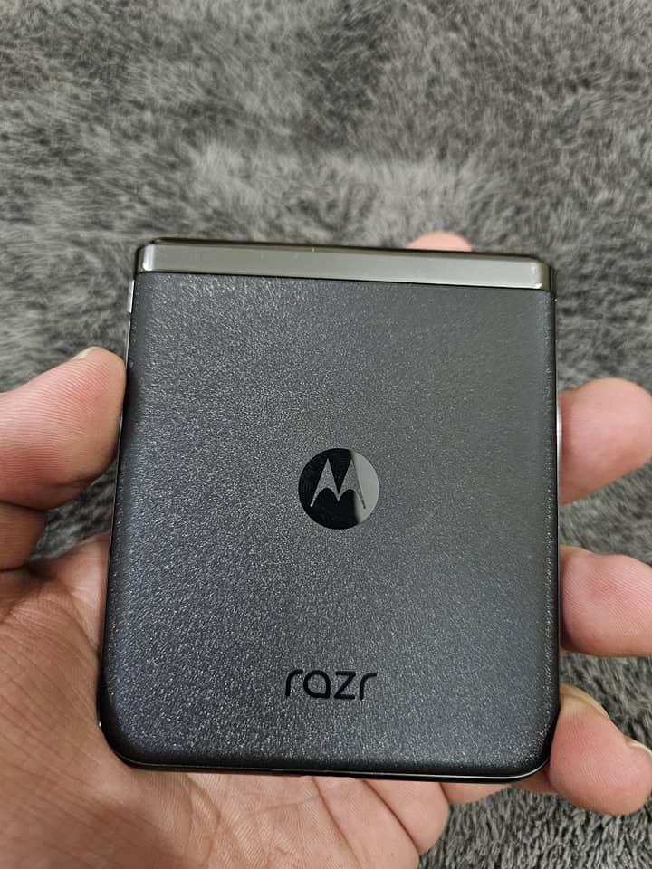 Moto Razr Plus 2023 8